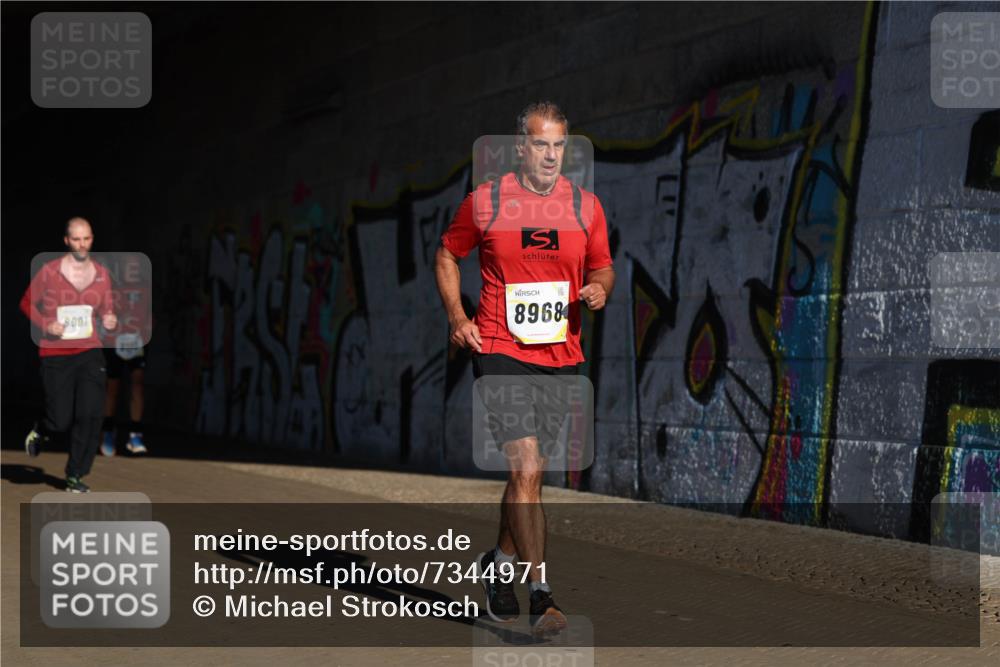 06.10.2024 - 19. swb-Marathon Bremen Michael Strokosch http://msf.ph/oto/7344971 06.10.2024 10:15:22 Laufen 8001, 8968 meine-sportfotos.de