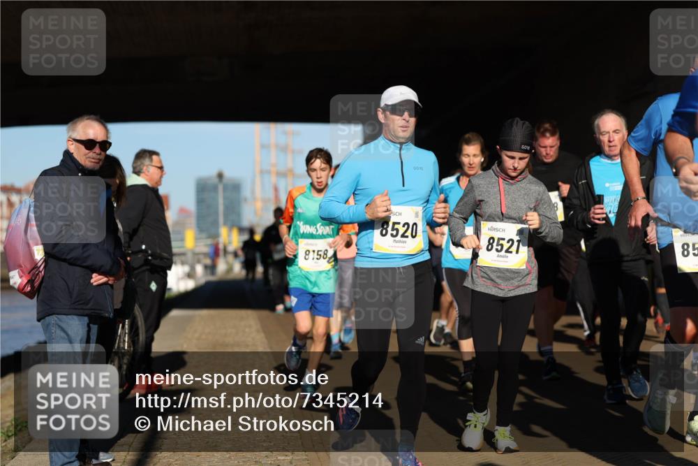 06.10.2024 - 19. swb-Marathon Bremen Michael Strokosch http://msf.ph/oto/7345214 06.10.2024 10:16:27 Laufen 8158, 8520, 8521, 85 meine-sportfotos.de