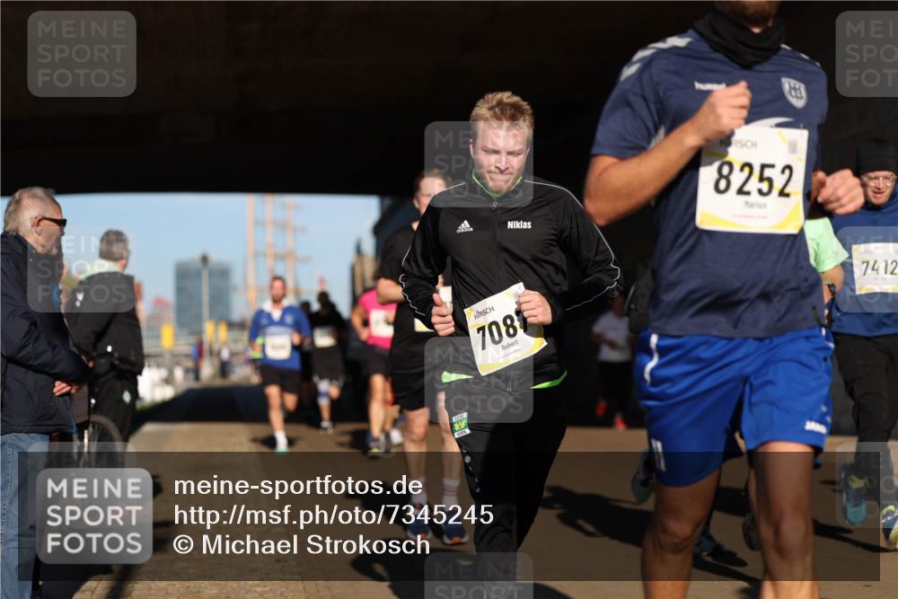 06.10.2024 - 19. swb-Marathon Bremen Michael Strokosch http://msf.ph/oto/7345245 06.10.2024 10:16:34 Laufen 7087, 8252, 7412 meine-sportfotos.de