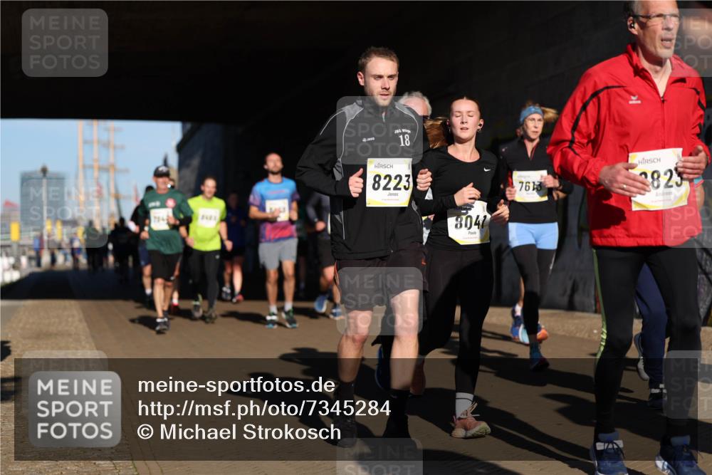 06.10.2024 - 19. swb-Marathon Bremen Michael Strokosch http://msf.ph/oto/7345284 06.10.2024 10:16:41 Laufen 18, 8223, 8047, 7613, 2823 meine-sportfotos.de