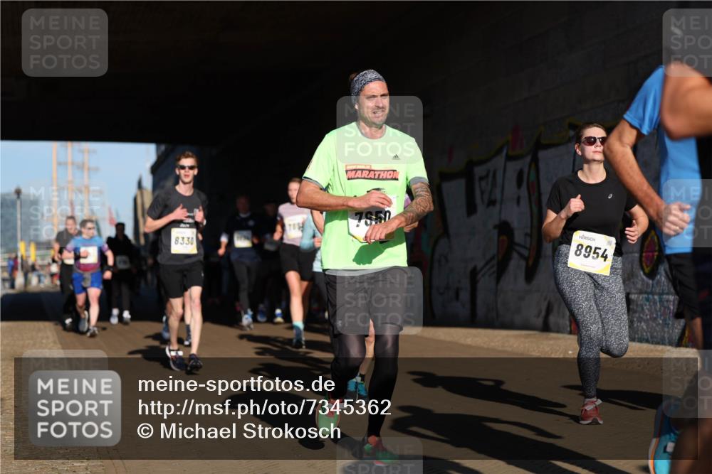 06.10.2024 - 19. swb-Marathon Bremen Michael Strokosch http://msf.ph/oto/7345362 06.10.2024 10:16:56 Laufen 8330, 7850, 8954 meine-sportfotos.de