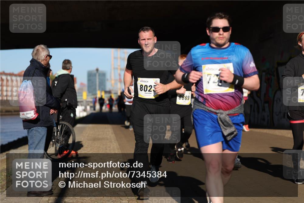 06.10.2024 - 19. swb-Marathon Bremen Michael Strokosch http://msf.ph/oto/7345384 06.10.2024 10:17:02 Laufen 8023, 8869, 2006, 7 meine-sportfotos.de