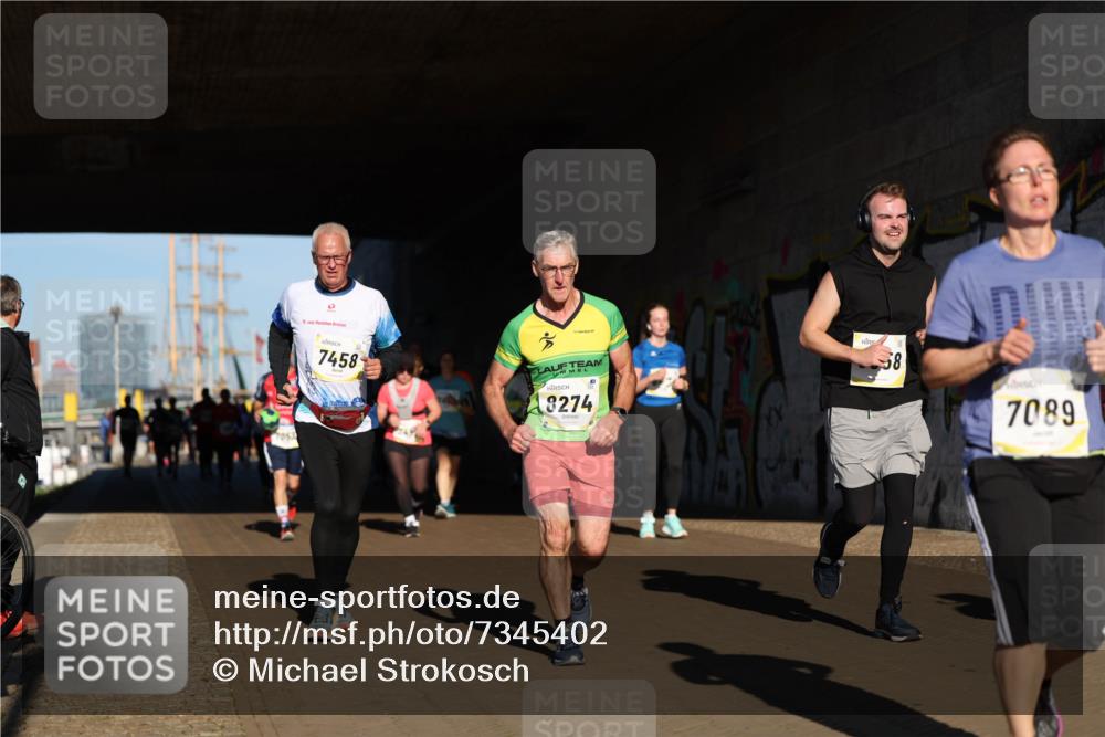 06.10.2024 - 19. swb-Marathon Bremen Michael Strokosch http://msf.ph/oto/7345402 06.10.2024 10:17:05 Laufen 7053, 7458, 8274, 58, 7089 meine-sportfotos.de