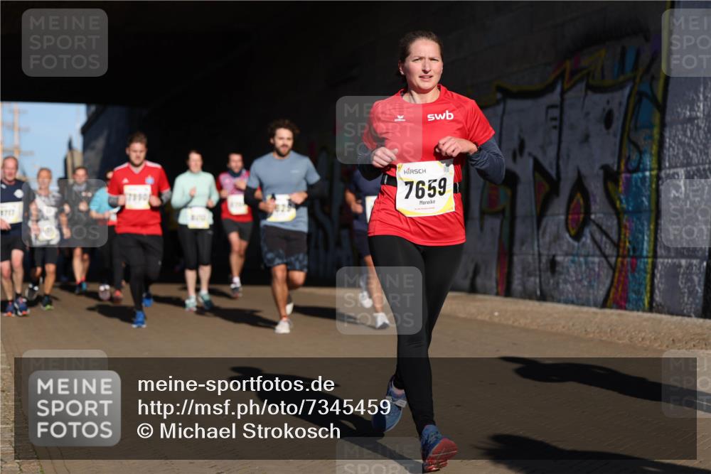 06.10.2024 - 19. swb-Marathon Bremen Michael Strokosch http://msf.ph/oto/7345459 06.10.2024 10:17:16 Laufen 7990, 3717, 7659 meine-sportfotos.de