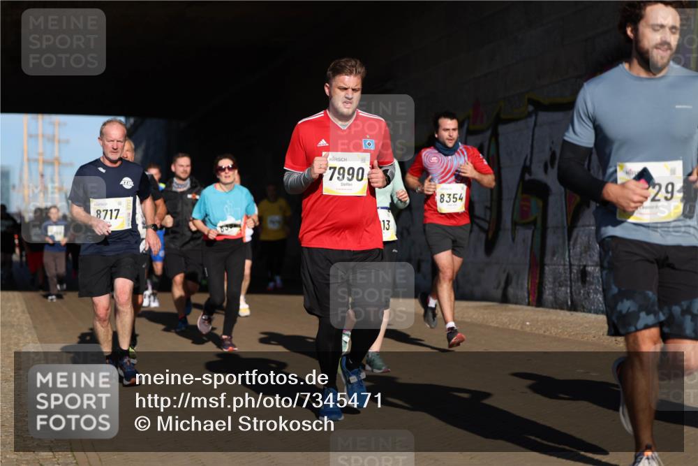 06.10.2024 - 19. swb-Marathon Bremen Michael Strokosch http://msf.ph/oto/7345471 06.10.2024 10:17:19 Laufen 8717, 7990, 13, 8354, 29 meine-sportfotos.de