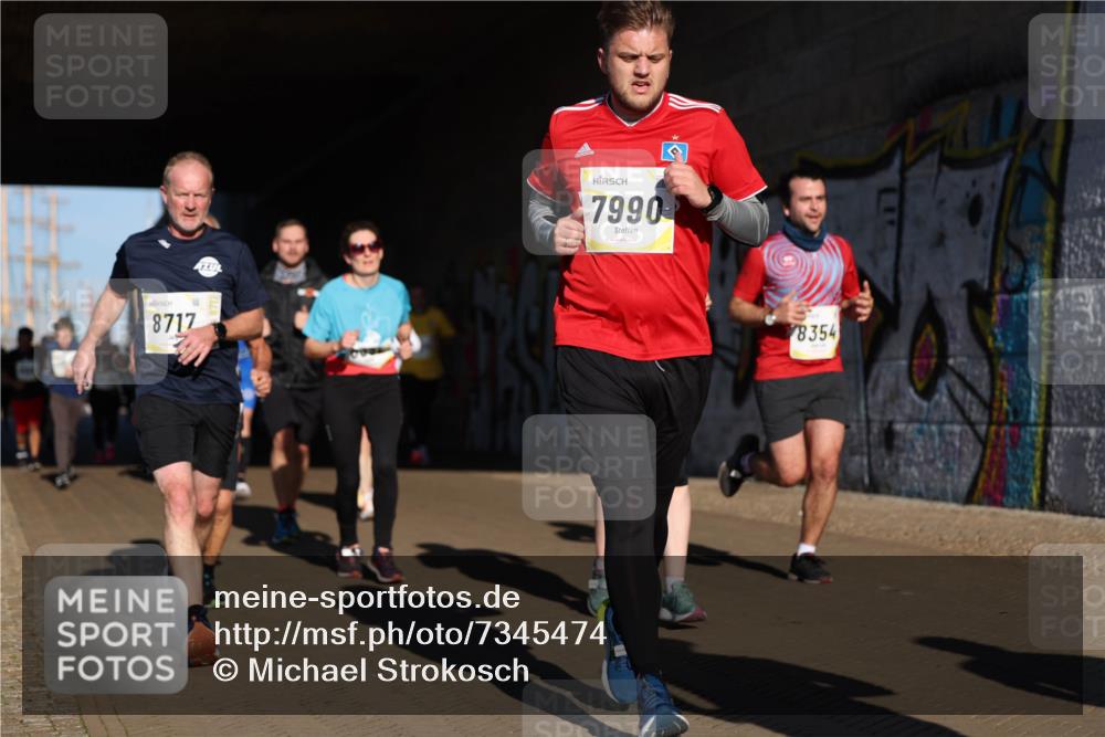 06.10.2024 - 19. swb-Marathon Bremen Michael Strokosch http://msf.ph/oto/7345474 06.10.2024 10:17:19 Laufen 8717, 7990, 8354 meine-sportfotos.de