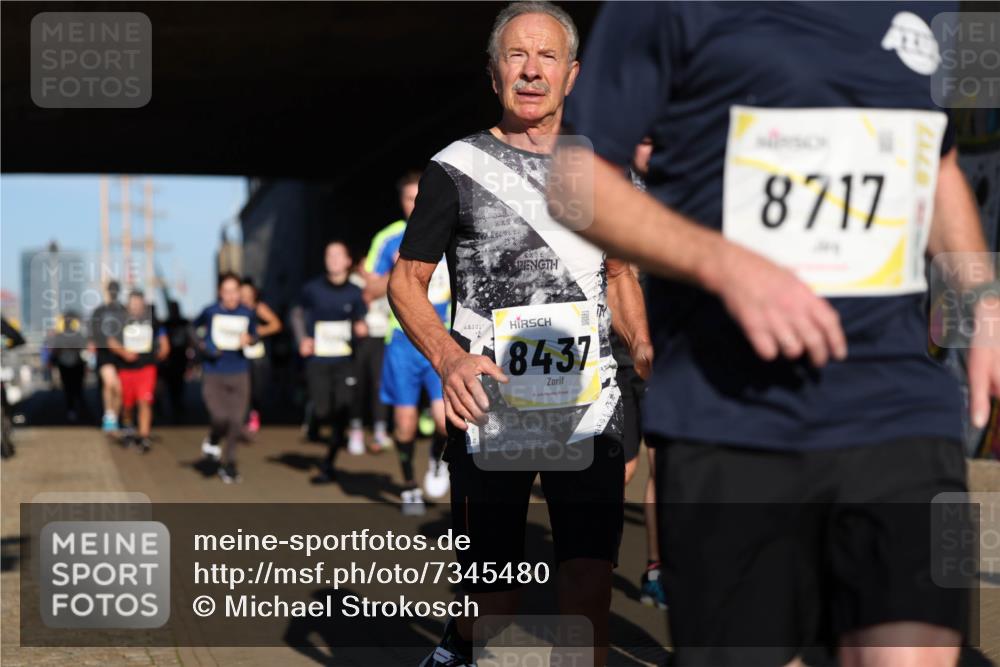 06.10.2024 - 19. swb-Marathon Bremen Michael Strokosch http://msf.ph/oto/7345480 06.10.2024 10:17:21 Laufen 8717, 8437 meine-sportfotos.de
