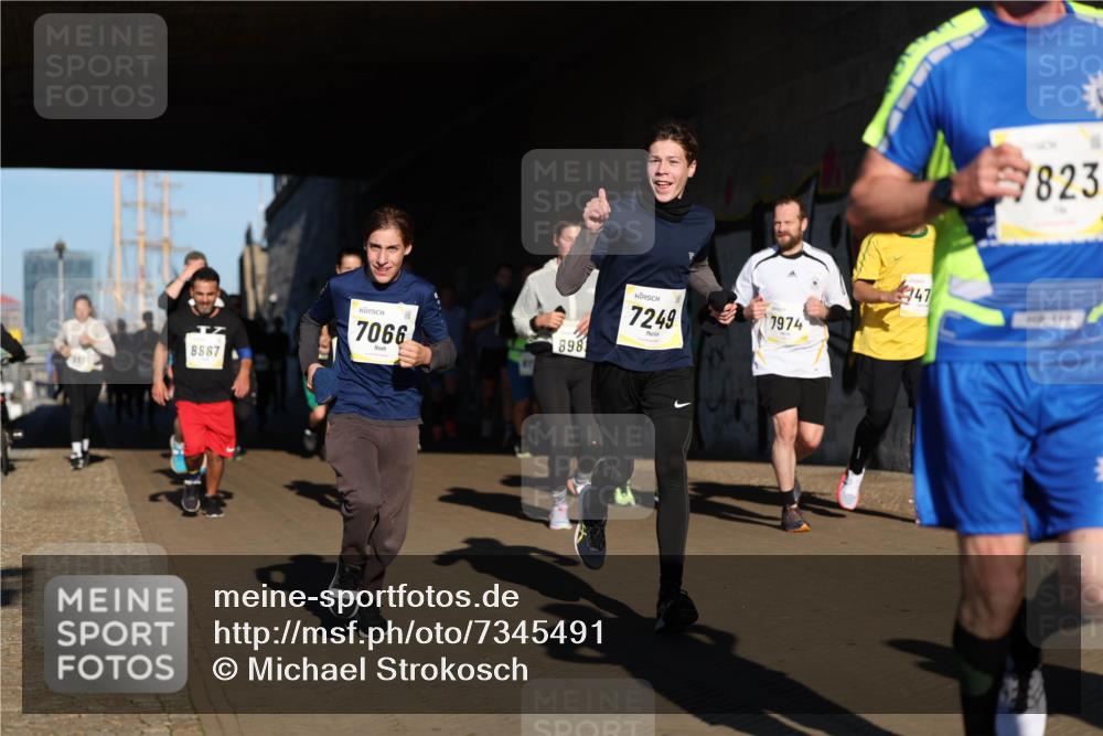 06.10.2024 - 19. swb-Marathon Bremen Michael Strokosch http://msf.ph/oto/7345491 06.10.2024 10:17:23 Laufen 8887, 7066, 898, 7249, 7974, 823 meine-sportfotos.de