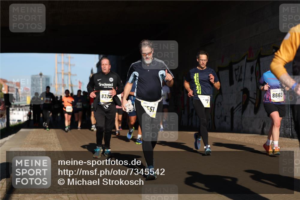 06.10.2024 - 19. swb-Marathon Bremen Michael Strokosch http://msf.ph/oto/7345542 06.10.2024 10:17:34 Laufen 8322, 51, 8663, 77 meine-sportfotos.de