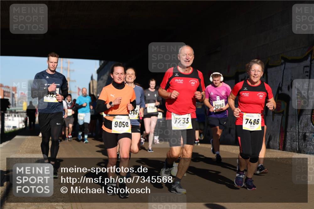 06.10.2024 - 19. swb-Marathon Bremen Michael Strokosch http://msf.ph/oto/7345568 06.10.2024 10:17:39 Laufen 8123, 9050, 505, 779, 7233, 2050, 7486 meine-sportfotos.de