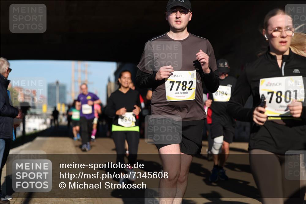 06.10.2024 - 19. swb-Marathon Bremen Michael Strokosch http://msf.ph/oto/7345608 06.10.2024 10:17:48 Laufen 7782, 8194, 7801 meine-sportfotos.de