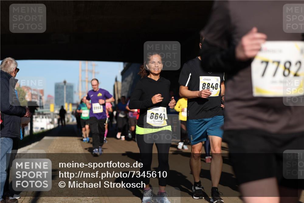 06.10.2024 - 19. swb-Marathon Bremen Michael Strokosch http://msf.ph/oto/7345610 06.10.2024 10:17:49 Laufen 1868, 8641, 8840, 7782 meine-sportfotos.de