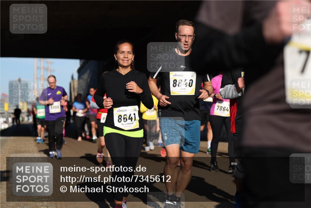 06.10.2024 - 19. swb-Marathon Bremen Michael Strokosch http://msf.ph/oto/7345612 06.10.2024 10:17:49 Laufen 7768, 8641, 8840, 7864, 7 meine-sportfotos.de