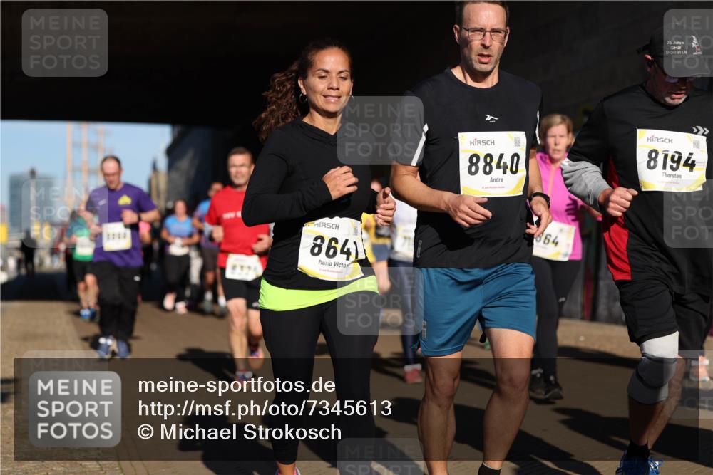 06.10.2024 - 19. swb-Marathon Bremen Michael Strokosch http://msf.ph/oto/7345613 06.10.2024 10:17:50 Laufen 8641, 25, 8840, 8194, 64 meine-sportfotos.de
