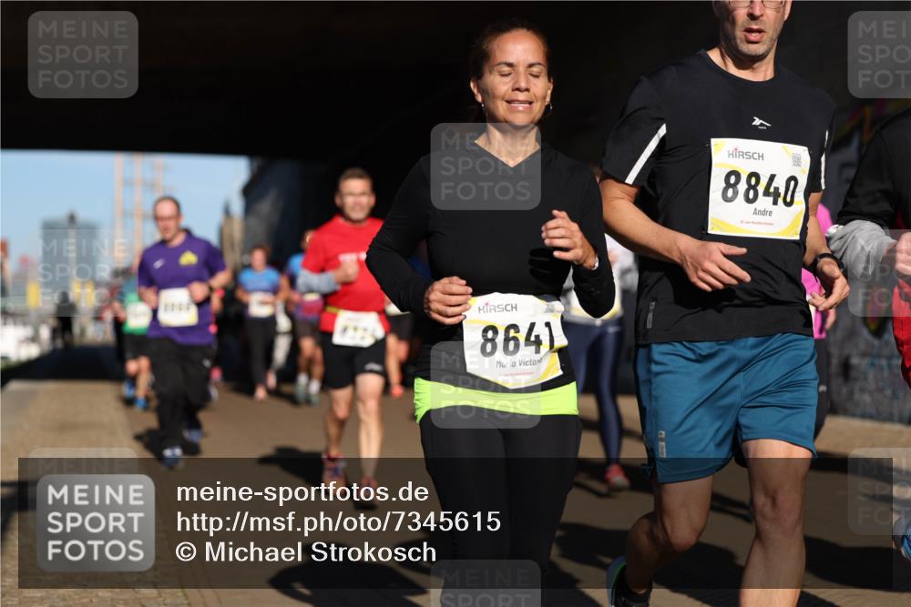06.10.2024 - 19. swb-Marathon Bremen Michael Strokosch http://msf.ph/oto/7345615 06.10.2024 10:17:50 Laufen 8641, 8840 meine-sportfotos.de
