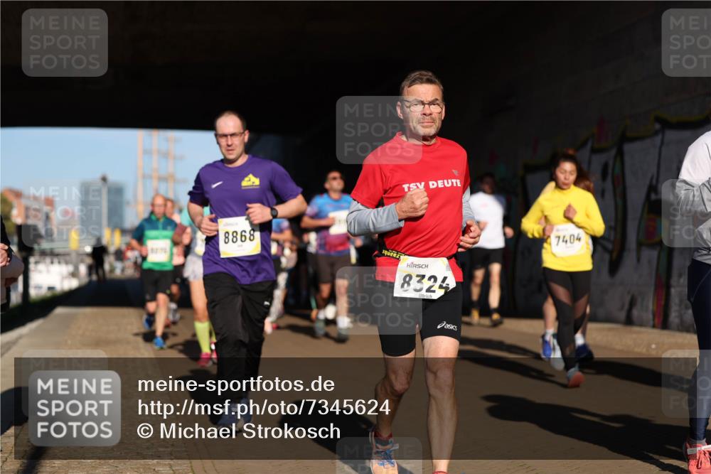 06.10.2024 - 19. swb-Marathon Bremen Michael Strokosch http://msf.ph/oto/7345624 06.10.2024 10:17:51 Laufen 7, 8868, 8324, 7404 meine-sportfotos.de