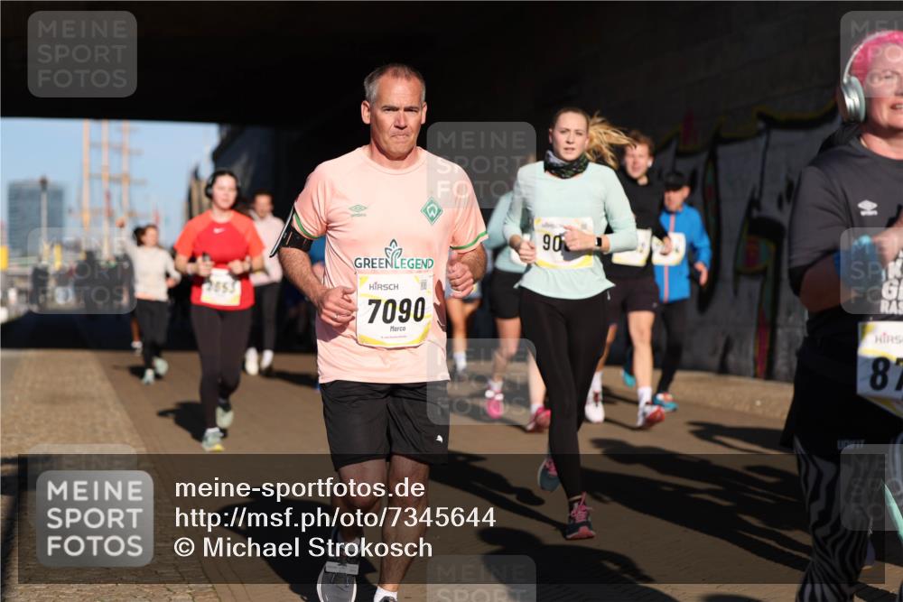 06.10.2024 - 19. swb-Marathon Bremen Michael Strokosch http://msf.ph/oto/7345644 06.10.2024 10:17:56 Laufen 2853, 7090, 90, 87 meine-sportfotos.de