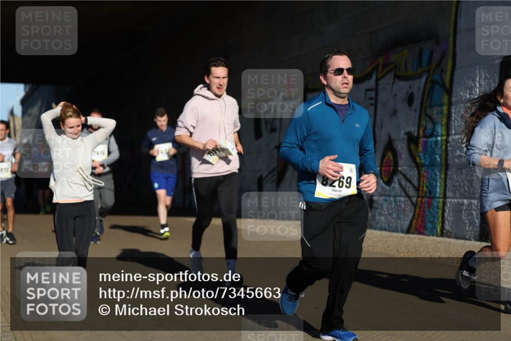 06.10.2024 - 19. swb-Marathon Bremen Michael Strokosch http://msf.ph/oto/7345663 06.10.2024 10:18:00 Laufen 372, 8269 meine-sportfotos.de