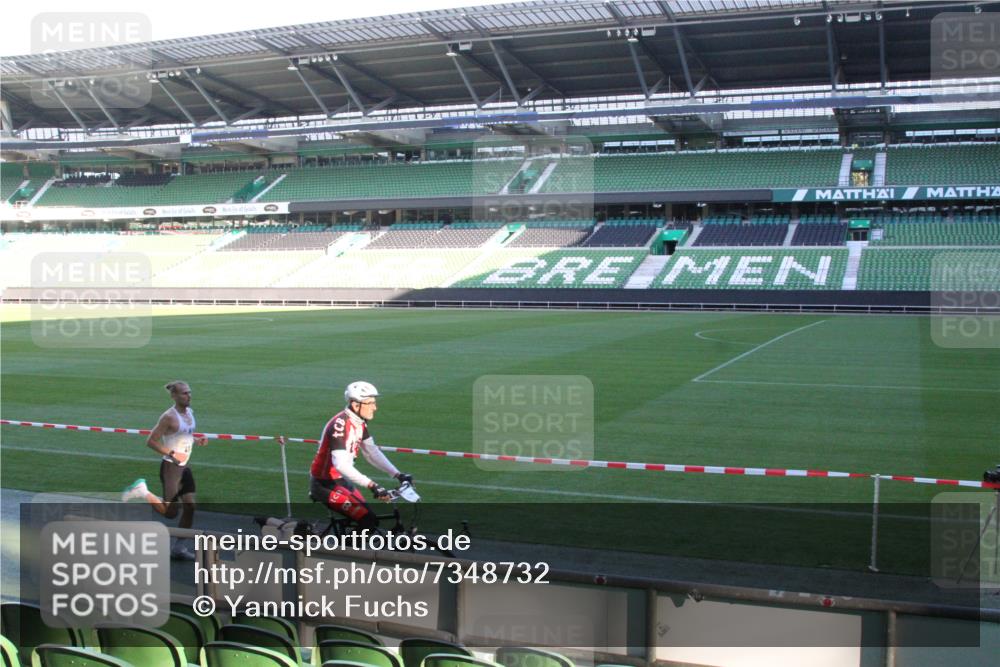 06.10.2024 - 19. swb-Marathon Bremen Yannick Fuchs http://msf.ph/oto/7348732 06.10.2024 10:14:33 Laufen im Stadion 41, 8667 meine-sportfotos.de