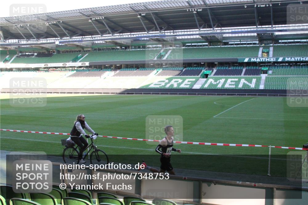 06.10.2024 - 19. swb-Marathon Bremen Yannick Fuchs http://msf.ph/oto/7348753 06.10.2024 10:14:49 Laufen im Stadion 41, 8350, 8667 meine-sportfotos.de