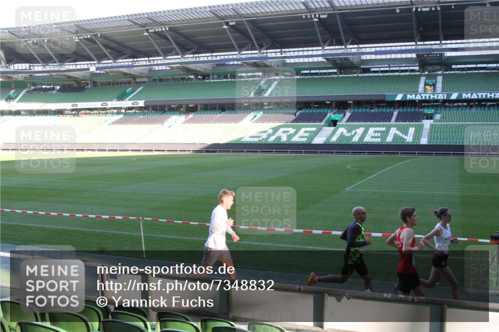 06.10.2024 - 19. swb-Marathon Bremen Yannick Fuchs http://msf.ph/oto/7348832 06.10.2024 10:16:48 Laufen im Stadion 44, 51, 7498, 8080, 8211, 8559, 8600 meine-sportfotos.de