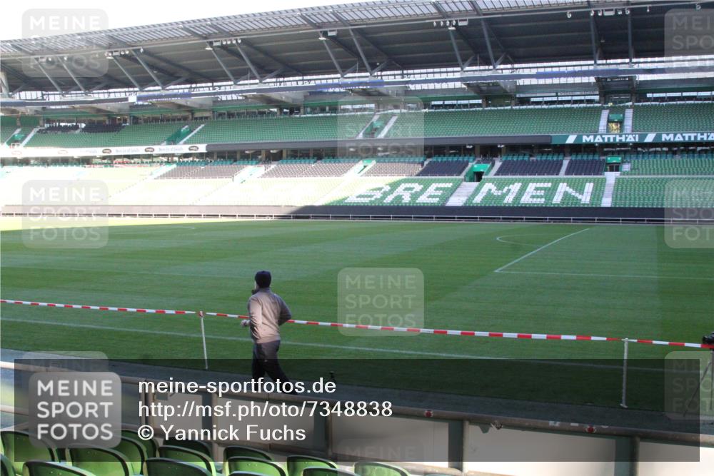 06.10.2024 - 19. swb-Marathon Bremen Yannick Fuchs http://msf.ph/oto/7348838 06.10.2024 10:17:02 Laufen im Stadion 44, 51, 7498, 8080, 8211, 8559, 8600 meine-sportfotos.de