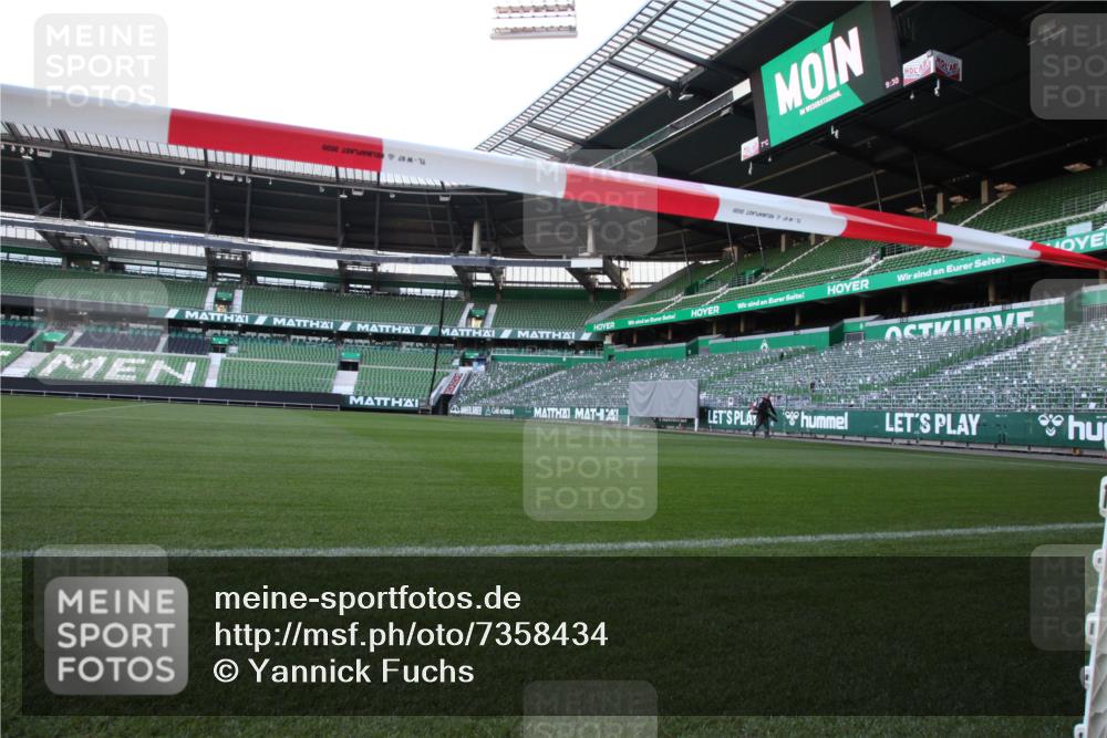 06.10.2024 - 19. swb-Marathon Bremen Yannick Fuchs http://msf.ph/oto/7358434 06.10.2024 09:31:05 Laufen im Stadion  meine-sportfotos.de