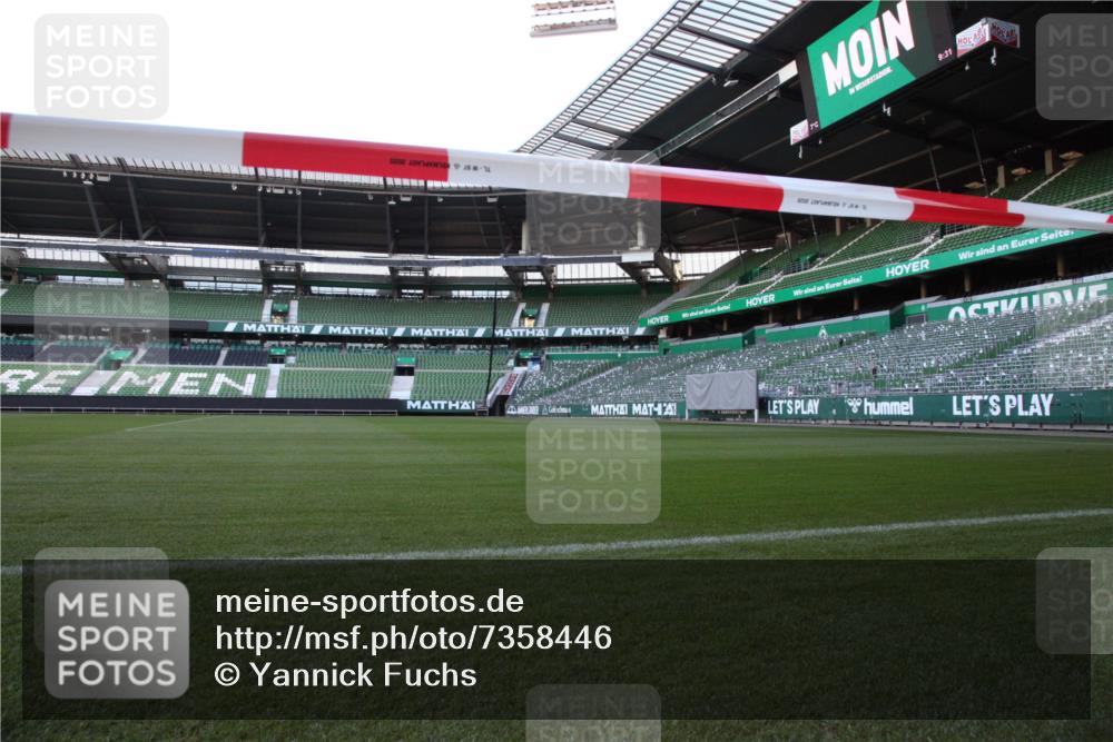 06.10.2024 - 19. swb-Marathon Bremen Yannick Fuchs http://msf.ph/oto/7358446 06.10.2024 09:31:14 Laufen im Stadion  meine-sportfotos.de