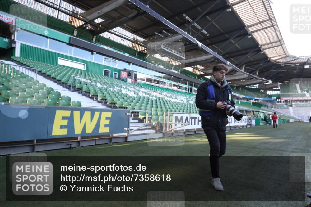 06.10.2024 - 19. swb-Marathon Bremen Yannick Fuchs http://msf.ph/oto/7358618 06.10.2024 10:10:59 Laufen im Stadion  meine-sportfotos.de
