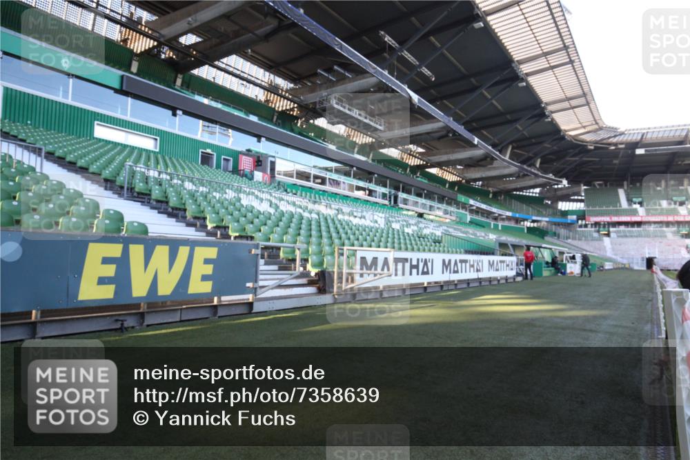 06.10.2024 - 19. swb-Marathon Bremen Yannick Fuchs http://msf.ph/oto/7358639 06.10.2024 10:12:52 Laufen im Stadion  meine-sportfotos.de