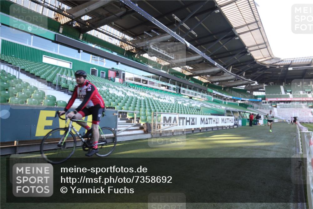 06.10.2024 - 19. swb-Marathon Bremen Yannick Fuchs http://msf.ph/oto/7358692 06.10.2024 10:14:17 Laufen im Stadion 8667 meine-sportfotos.de