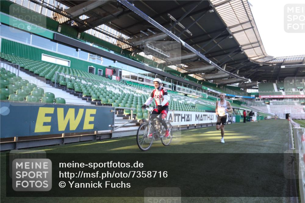 06.10.2024 - 19. swb-Marathon Bremen Yannick Fuchs http://msf.ph/oto/7358716 06.10.2024 10:14:28 Laufen im Stadion 41, 8667 meine-sportfotos.de