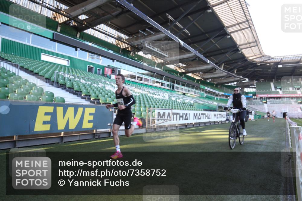 06.10.2024 - 19. swb-Marathon Bremen Yannick Fuchs http://msf.ph/oto/7358752 06.10.2024 10:14:43 Laufen im Stadion 41, 8350, 8395, 8396, 8667 meine-sportfotos.de