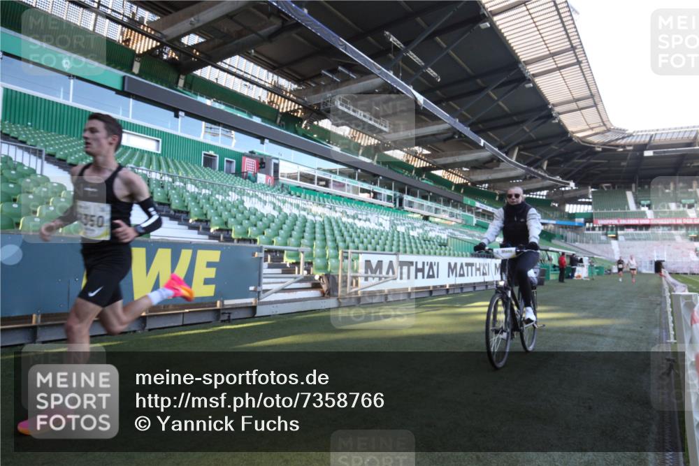 06.10.2024 - 19. swb-Marathon Bremen Yannick Fuchs http://msf.ph/oto/7358766 06.10.2024 10:14:43 Laufen im Stadion 41, 8350, 8395, 8396, 8667 meine-sportfotos.de