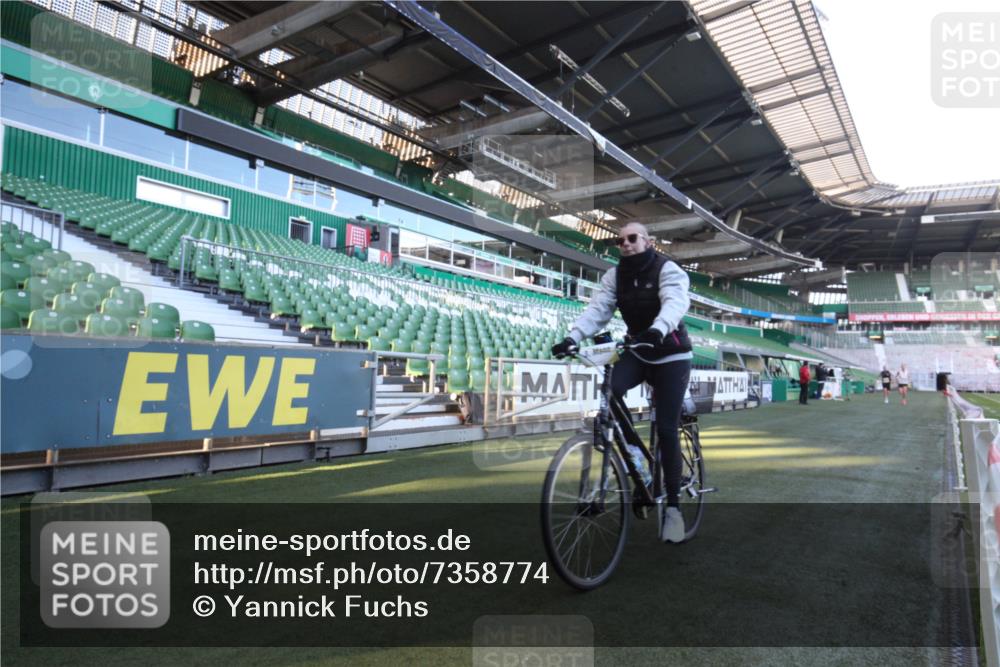 06.10.2024 - 19. swb-Marathon Bremen Yannick Fuchs http://msf.ph/oto/7358774 06.10.2024 10:14:44 Laufen im Stadion 41, 8350, 8395, 8396, 8667 meine-sportfotos.de