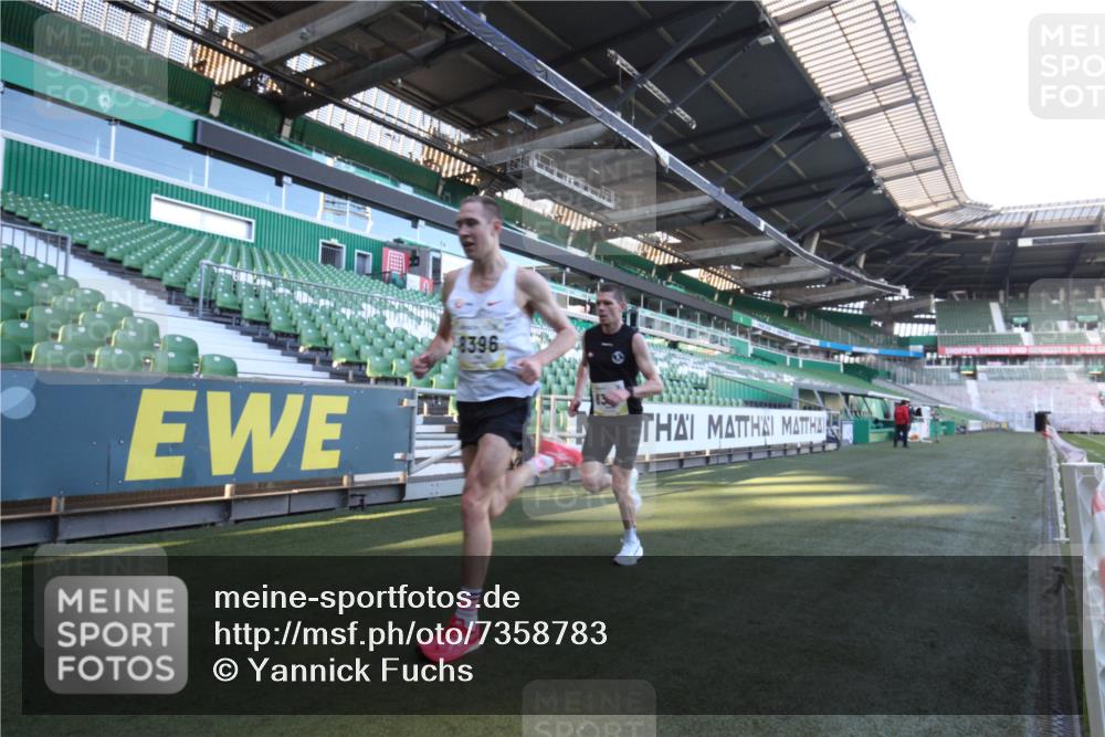 06.10.2024 - 19. swb-Marathon Bremen Yannick Fuchs http://msf.ph/oto/7358783 06.10.2024 10:14:50 Laufen im Stadion 41, 8350, 8395, 8396, 8667 meine-sportfotos.de