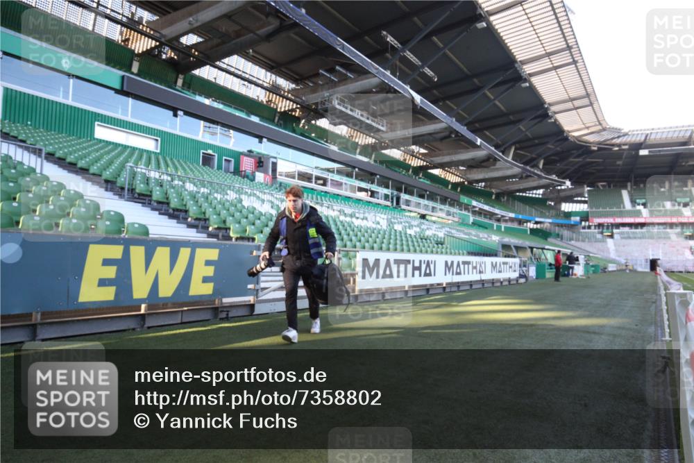 06.10.2024 - 19. swb-Marathon Bremen Yannick Fuchs http://msf.ph/oto/7358802 06.10.2024 10:15:11 Laufen im Stadion 8350, 8395, 8396 meine-sportfotos.de