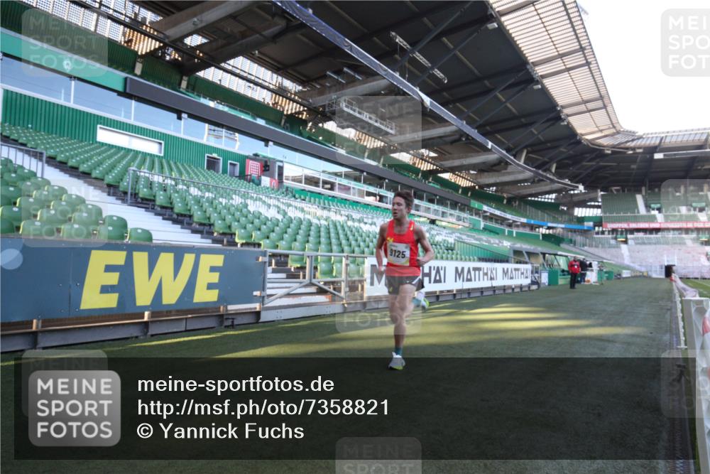 06.10.2024 - 19. swb-Marathon Bremen Yannick Fuchs http://msf.ph/oto/7358821 06.10.2024 10:15:39 Laufen im Stadion 8349, 9125 meine-sportfotos.de