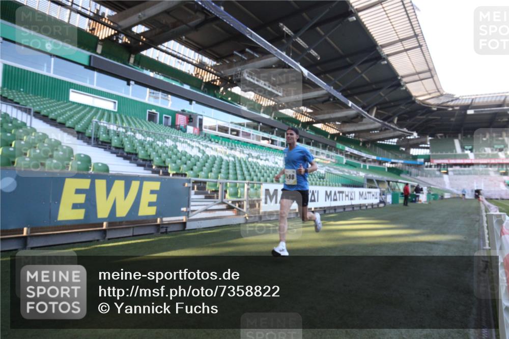 06.10.2024 - 19. swb-Marathon Bremen Yannick Fuchs http://msf.ph/oto/7358822 06.10.2024 10:16:19 Laufen im Stadion 7498 meine-sportfotos.de