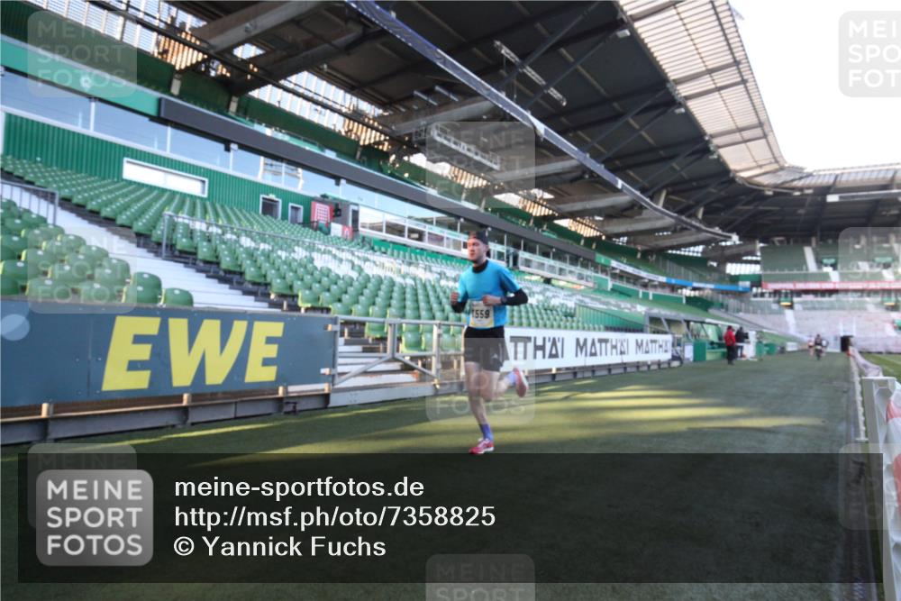 06.10.2024 - 19. swb-Marathon Bremen Yannick Fuchs http://msf.ph/oto/7358825 06.10.2024 10:16:30 Laufen im Stadion 7498, 8559 meine-sportfotos.de