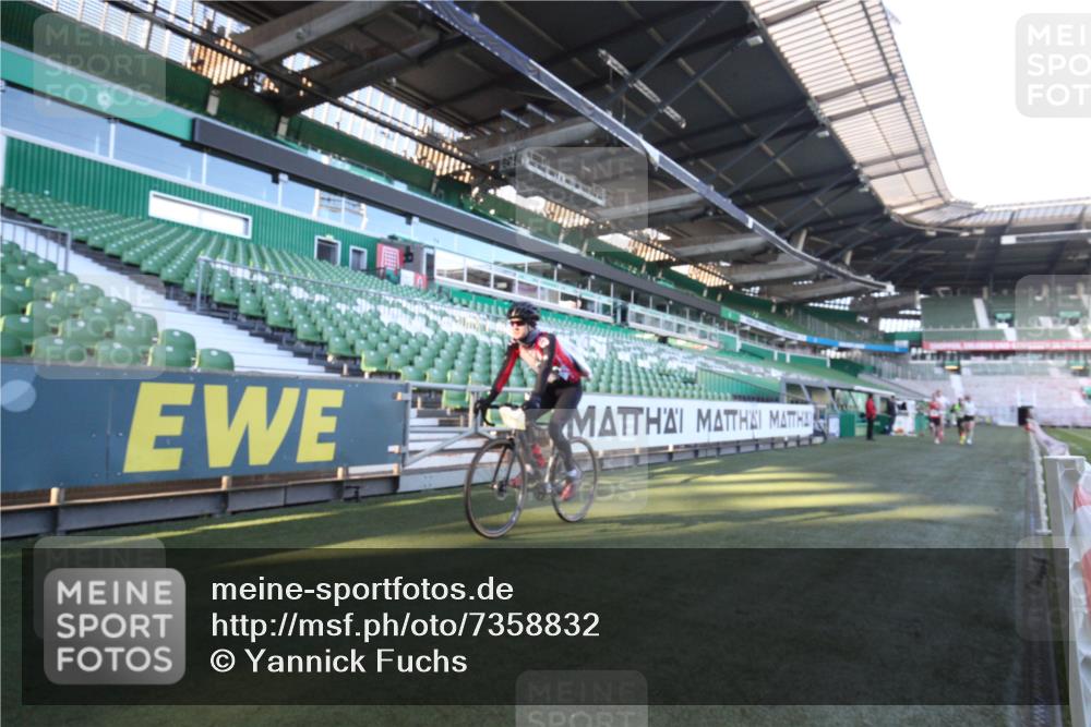 06.10.2024 - 19. swb-Marathon Bremen Yannick Fuchs http://msf.ph/oto/7358832 06.10.2024 10:16:37 Laufen im Stadion 44, 51, 7498, 8080, 8559, 8600 meine-sportfotos.de