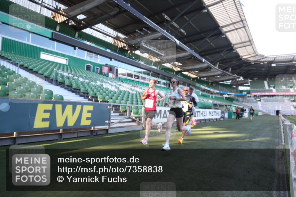 06.10.2024 - 19. swb-Marathon Bremen Yannick Fuchs http://msf.ph/oto/7358838 06.10.2024 10:16:42 Laufen im Stadion 44, 51, 7498, 8080, 8211, 8559, 8600 meine-sportfotos.de