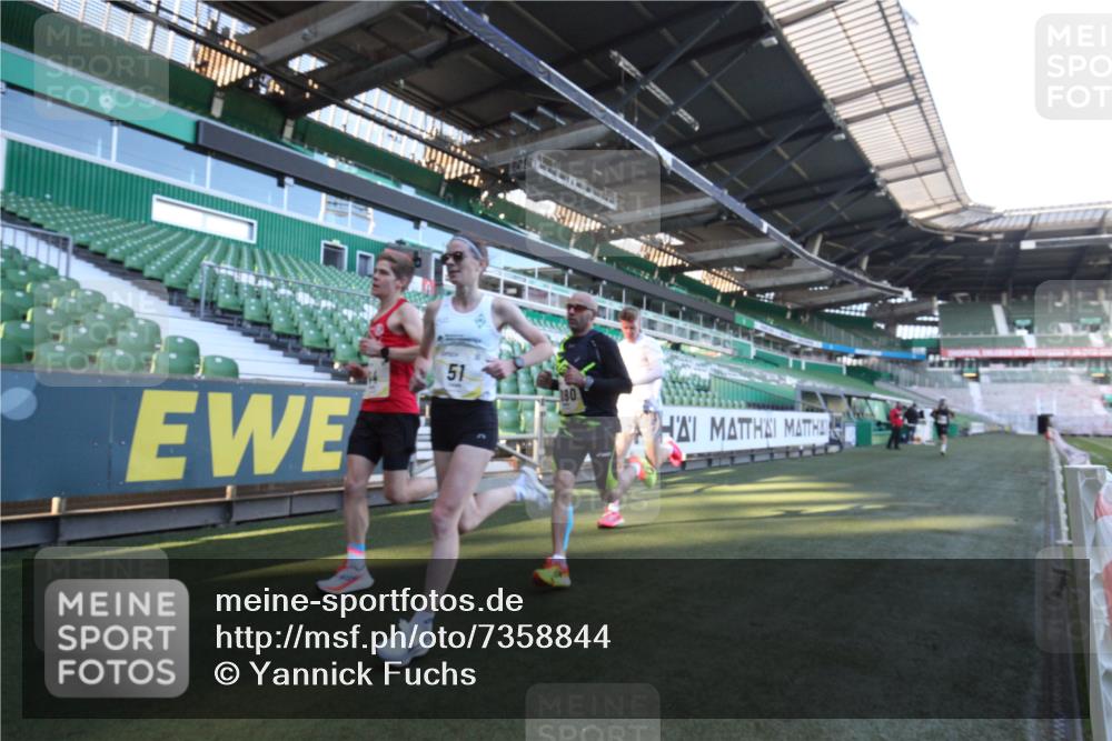06.10.2024 - 19. swb-Marathon Bremen Yannick Fuchs http://msf.ph/oto/7358844 06.10.2024 10:16:43 Laufen im Stadion 44, 51, 7498, 8080, 8211, 8559, 8600 meine-sportfotos.de