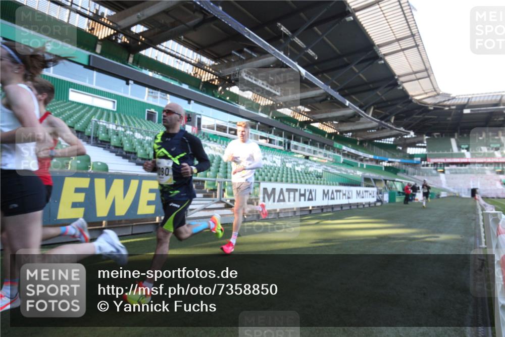 06.10.2024 - 19. swb-Marathon Bremen Yannick Fuchs http://msf.ph/oto/7358850 06.10.2024 10:16:43 Laufen im Stadion 44, 51, 7498, 8080, 8211, 8559, 8600 meine-sportfotos.de