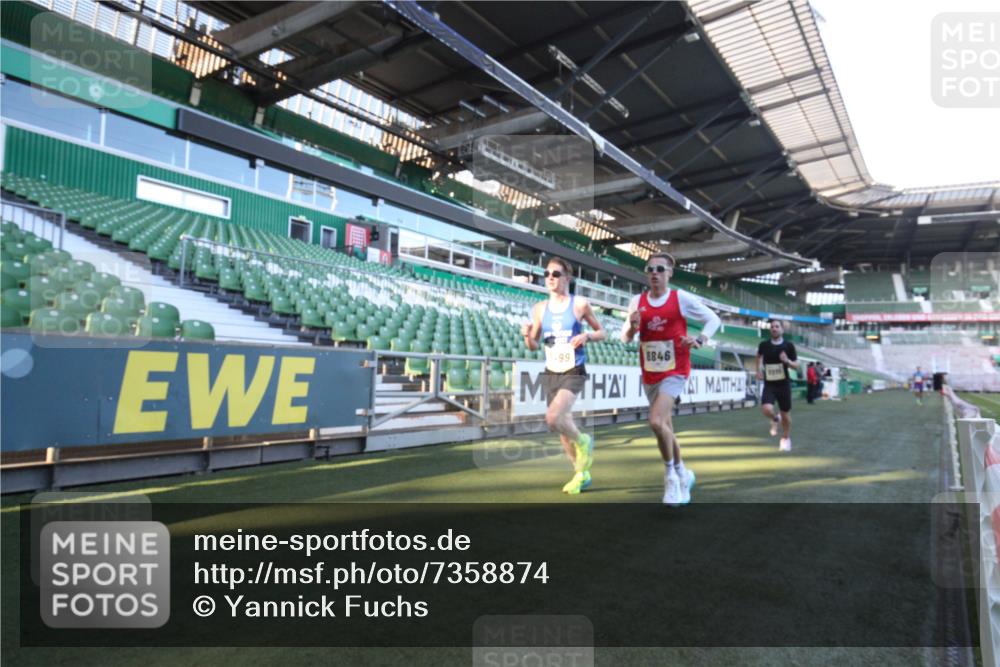 06.10.2024 - 19. swb-Marathon Bremen Yannick Fuchs http://msf.ph/oto/7358874 06.10.2024 10:17:54 Laufen im Stadion 8371, 8500, 8846, 9039, 9063 meine-sportfotos.de