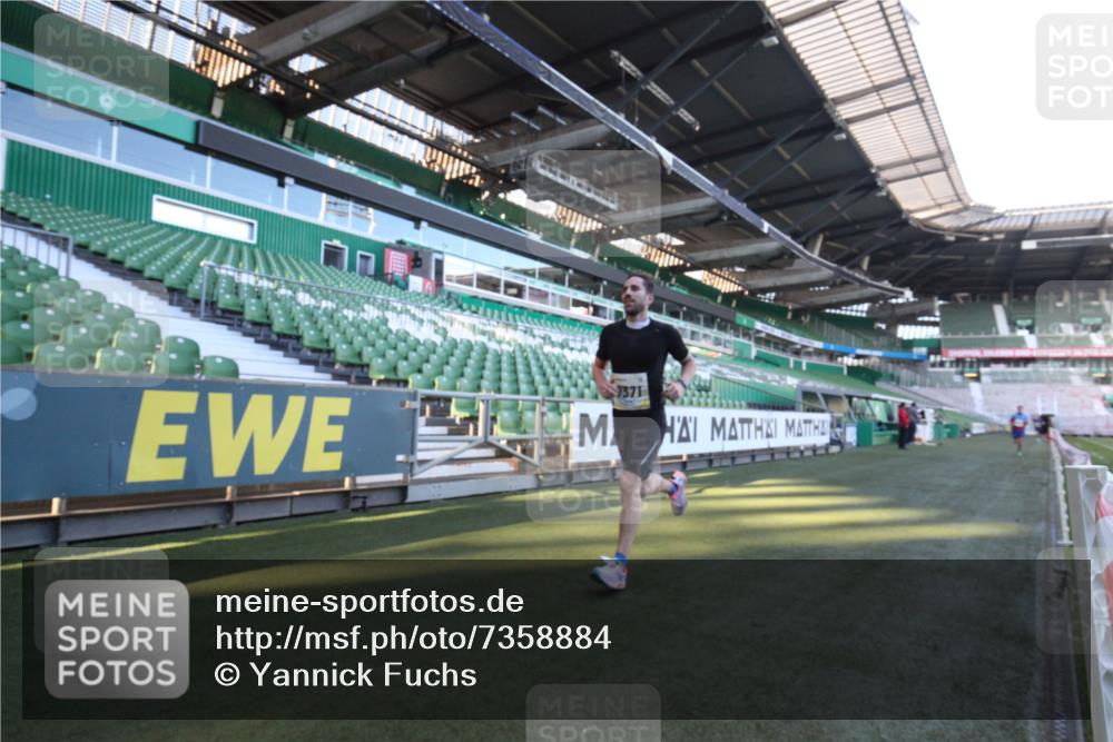 06.10.2024 - 19. swb-Marathon Bremen Yannick Fuchs http://msf.ph/oto/7358884 06.10.2024 10:17:55 Laufen im Stadion 8371, 8500, 8846, 9039, 9063 meine-sportfotos.de
