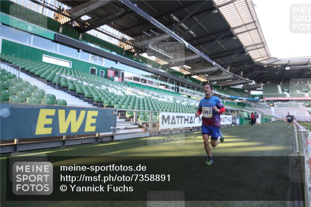 06.10.2024 - 19. swb-Marathon Bremen Yannick Fuchs http://msf.ph/oto/7358891 06.10.2024 10:18:01 Laufen im Stadion 8371, 8513, 8780, 8846, 9063 meine-sportfotos.de