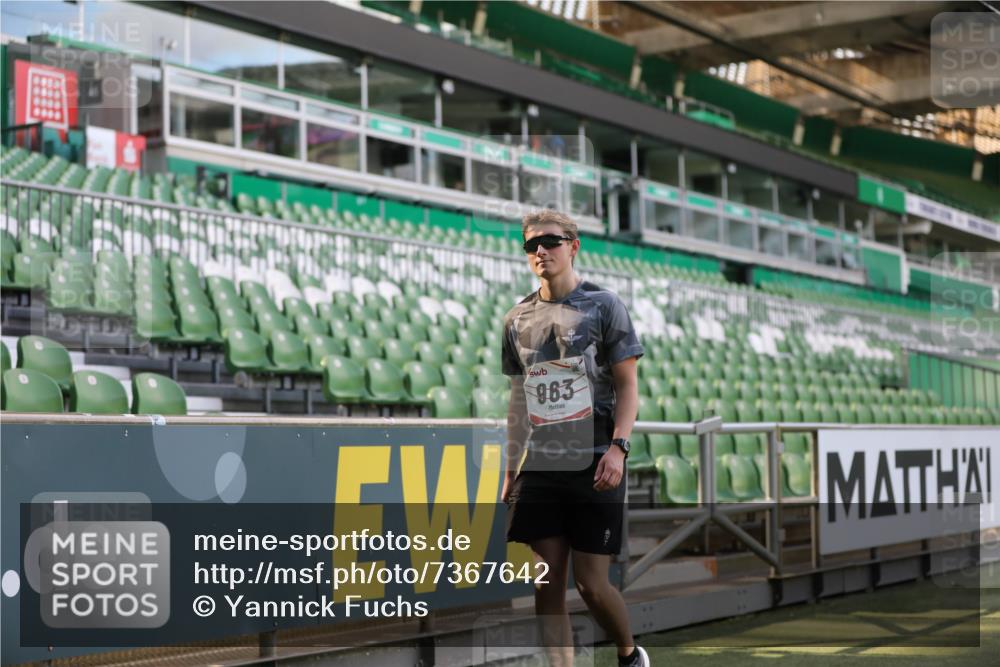 06.10.2024 - 19. swb-Marathon Bremen Yannick Fuchs http://msf.ph/oto/7367642 06.10.2024 14:09:42 Laufen im Stadion 963, 984, 1581, 3954, 3956, 3957, 5590 meine-sportfotos.de