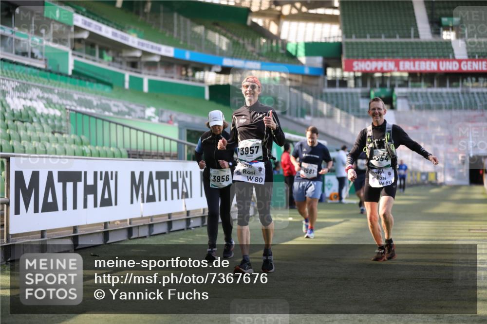 06.10.2024 - 19. swb-Marathon Bremen Yannick Fuchs http://msf.ph/oto/7367676 06.10.2024 14:09:47 Laufen im Stadion 984, 1581, 3954, 3956, 3957, 5590 meine-sportfotos.de