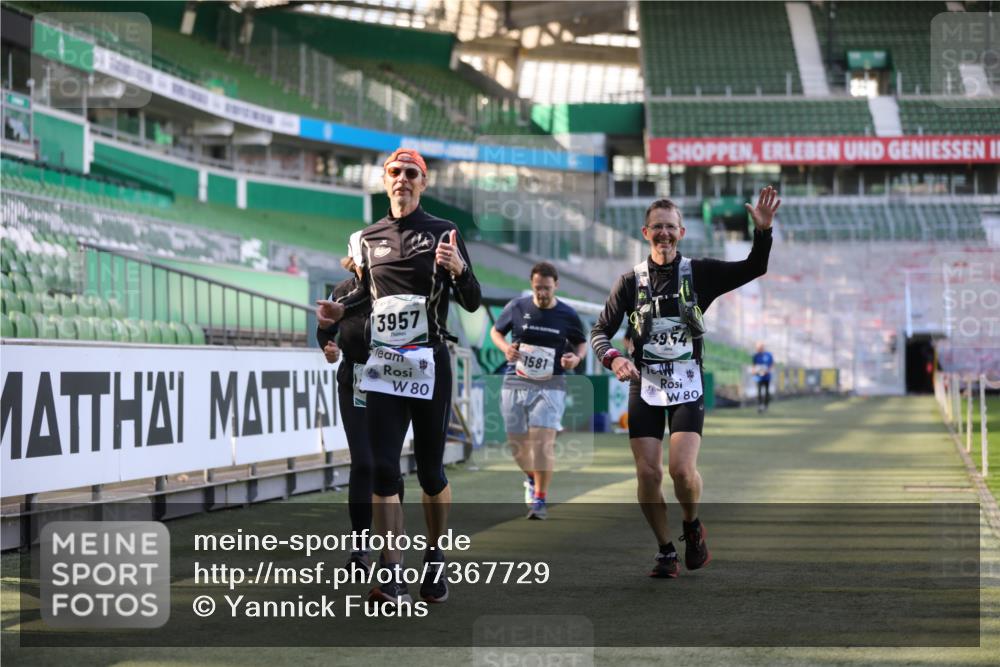 06.10.2024 - 19. swb-Marathon Bremen Yannick Fuchs http://msf.ph/oto/7367729 06.10.2024 14:09:48 Laufen im Stadion 984, 1581, 3954, 3956, 3957, 5590 meine-sportfotos.de